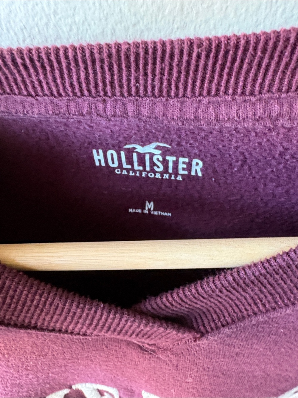 Hollister Women’s Lake Tahoe V-Neck Sweatshirt Size M - Picture 2 of 4